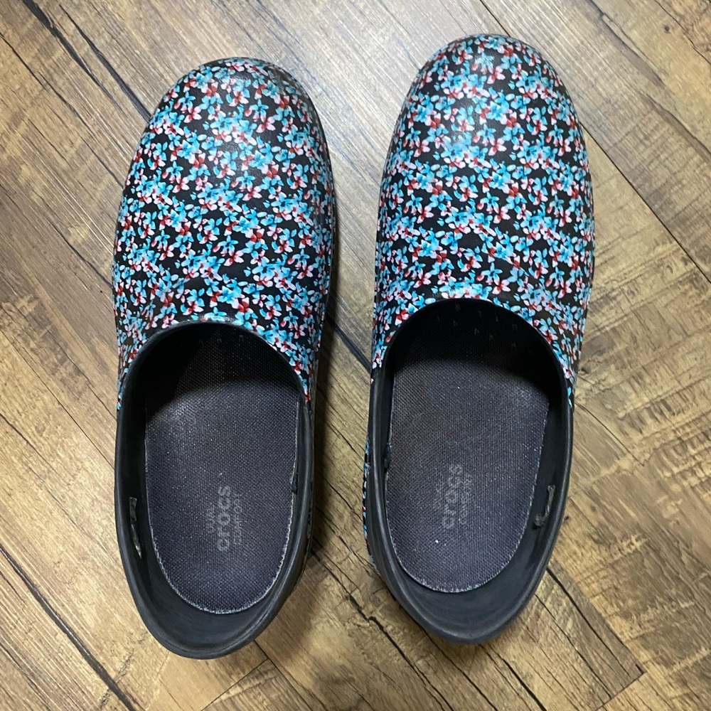 Crocs Women's Size 6 Neria Pro ii Clogs Slip-Resistant Floral Blue Black Pink